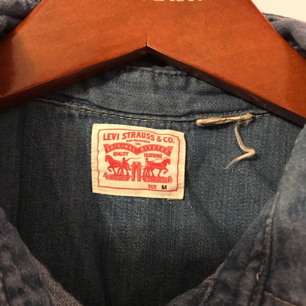 Levis Denim Button Down Palm Tree Embroidered Top… - image 4